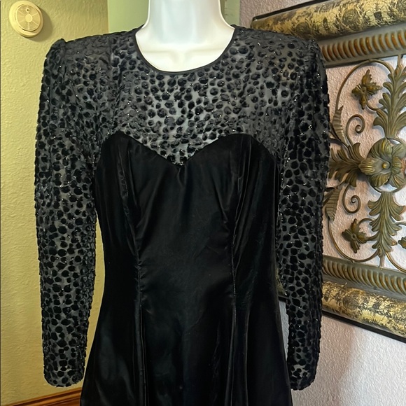 VTG Niki Elegant Dress Black Velvet Long Sleeve with Sheer Cut outs -luxury Sz 8 - Picture 2 of 14